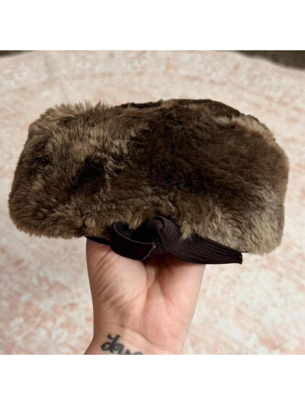Vintage ultra cozy faux fur winter hat from Amrisse in a rich brown marbled tone